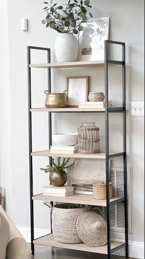 Shelf Styling Living Room, Styling Shelf, Ladder Shelf Decor, Shelf Decor Living Room, Styling Shelves, Interior Design House, Design House Interior, Bookcase Decor, Coastal Home Decor