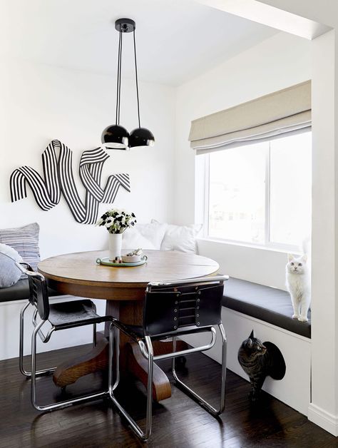 ANOTHER MOTO REVEAL: EMILY BOWSER’S HAPPY DINING NOOK (WITH CUSTOM CAT-FRIENDLY BANQUETTE, BECAUSE DUH) | Emily Henderson #cats #homedesign #diningroom Tube Furniture, Schoolhouse Lighting, Kitchen Booth, Banquette Cushions, Kitchen Materials, Em Henderson, Emily Henderson Design, Tolix Chair, Breakfast Rooms