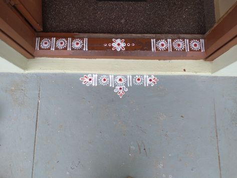 Easy border rangoli design for doorstep Doorstep Rangoli Border, Rangoli Door Border, Rangoli Designs For Door Border, Door Step Rangoli Designs, Door Rangoli Designs, Door Border Rangoli Designs, Side Border Rangoli Designs, Doorstep Rangoli, Creative Rangoli Designs