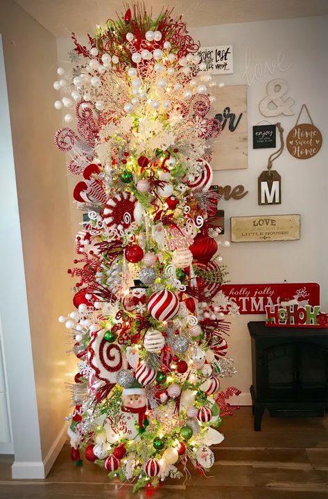 Whimsical candy cane stripe Christmas tree. Love the Grinch colored Christmas tree with candy cane stripe decorations, lollipops, and whimsy decorations. Gorgeous! Whimsy Christmas Tree, White Grinch Christmas Tree, Grinch Christmas Tree Ideas Themed, Lollipop Christmas Tree, Grinch Christmas Tree Topper, Candy Cane Tree, Grinch Ideas, Grinch Tree, Christmas Tree Decoration Ideas