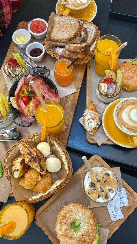 Aesthetic Vegan Breakfast, Aesthetic Brunch Ideas, Brunch Aesthetic Restaurant, Breakfast Aesthetic Mornings, Desayunos Aesthetic, Dream Breakfast, Rustic Breakfast, Brunch Cafe, Foods And Drinks