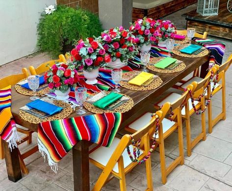 Fiesta Mexicana; Más de 30 Ideas para decorar y organizar tu evento Decorating Tables, Lantern Centerpiece, Lantern Centerpiece Wedding, Mexican Fiesta Party, Lantern Centerpieces, Centerpiece Wedding, Mexican Wedding, Creative Things, Fiesta Party