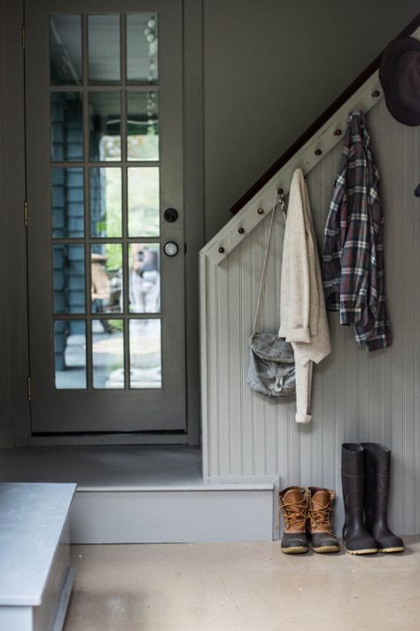 An Unexpected (& Seemingly Counterintuitive) Foyer Trick to Make Your Home Feel Bigger Hallways Ideas, Peg Rail, Diy Coat Rack, Shaker Pegs, Mud Rooms, Mudroom Design, Casa Country, Basement Stairs, Summer Porch