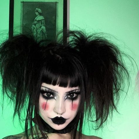 Killer Clown Hairstyles, Hot Clown Makeup Male, Red Black Clown Makeup, Creepy Cute Clown Makeup, Demon Clown Makeup, Gothic Clown Costume, Scary Girl Clown Makeup, Goth Clown Aesthetic, Santana Barela