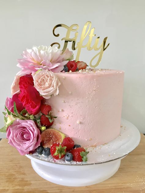 Fiftieth frosted pink birthday cake with fresh flowers and fruit Birthday Cake Fresh Flowers, Birthday Cake With Fresh Flowers, Cake Fresh Flowers, Mum Cake, Cake With Fresh Flowers, Decorating Birthday, Flowers Simple, Cake Kids, Pink Birthday Cakes