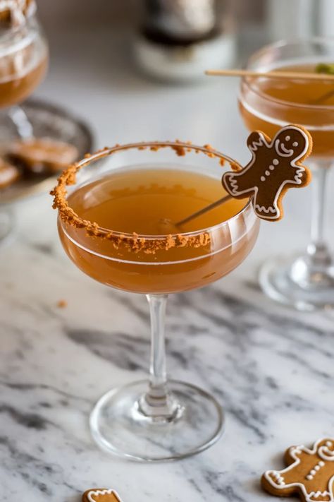 A photo of a  Gingerbread Martini a winter cocktails Gingerbread Gin Cocktail, Gingerbread Drinks Alcohol, Gingerbread Margarita, Winter Martini, Gingerbread Cocktail, Gingerbread Martini Recipe, Winter Drinks Alcoholic, Drinks With Alcohol, Gingerbread Martini