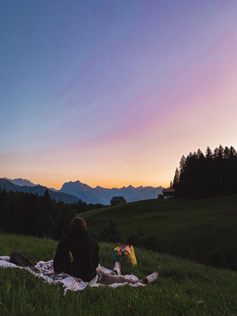 Star Gazing Picnic, Cute Date Night Aesthetic, Stargazing Date Aesthetic, Picnic Couple Aesthetic, Sunset Date Aesthetic, Night Picnic Aesthetic, Stargazing Picnic, Couple Picnic Aesthetic, Stargazing Aesthetic Couple