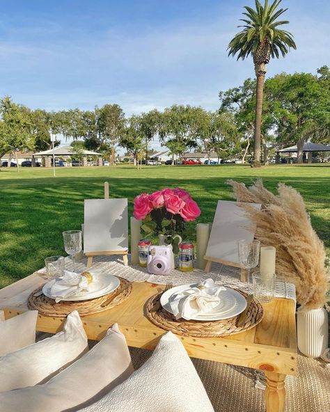 Popup picnic in Los Angeles Paint And Picnic, Romantic Anniversary Ideas, Family Picnic Food, Anniversary Picnic, Romantic Beach Picnic, Beach Picnic Party, Bride To Be Decorations, Picnic Company, Picnic Invitations