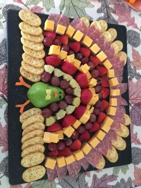 Thanksgiving Turkey Charcuterie Board, Thanksgiving Vegetable Tray, Thanksgiving Boards, Thanksgiving Charcuterie Board Ideas, Thanksgiving Vegetable, Thanksgiving Charcuterie Board, Thanksgiving Board, Thanksgiving Sweets, Turkey Appetizers