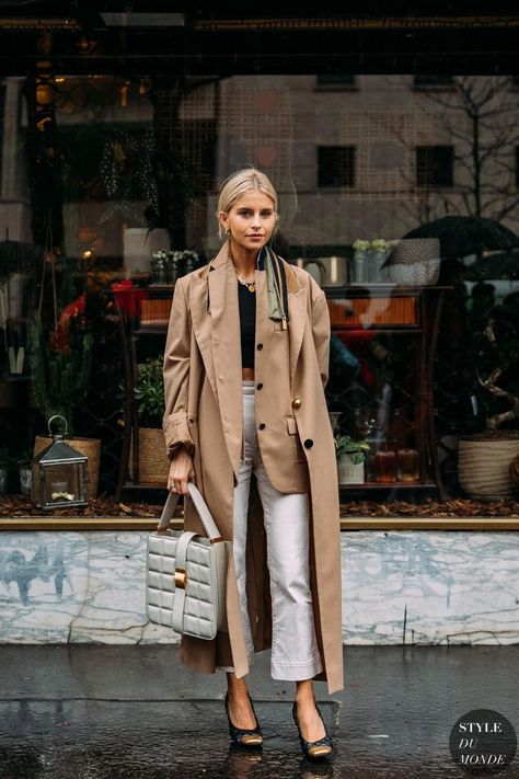 Trenchcoat Wetter Beige Outfits, Caroline Daur, 2020 Street Style, Cool Girl Outfits, Walking Down The Street, White Jeans Outfit, Trench Coat Outfit, Gucci Sneakers, Winter Mode