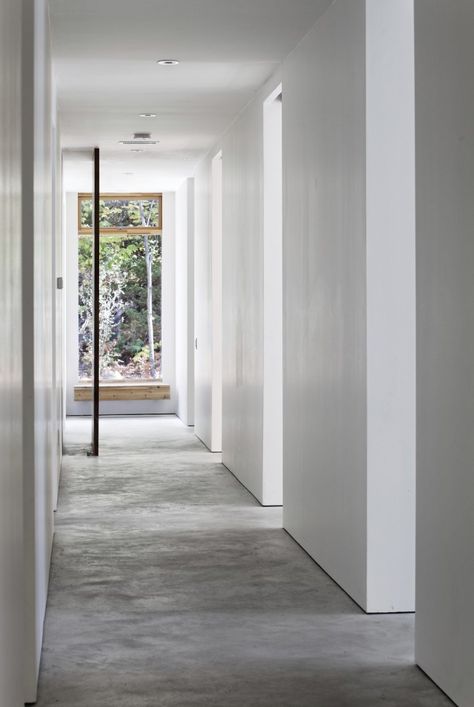 Atrium House, Minimal Interiors, Concrete Interiors, White Minimal, Total White, Entry Hallway, Cement Floor, Concrete Floor, Hus Inspiration