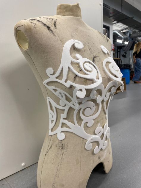 #fashion #fashionrunway #runway #runwayfashion #textiles #3d #abstract #abstractart Contouring In Fashion Design, Surface Cording, Avant Garde Embroidery, Mark Making Fashion Runway, Corset Avant Garde, Contour Fashion, Macrame Fashion Runway, Bra Art, Funky Clothing