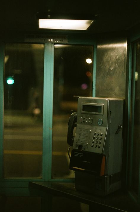 black telephone booth during night time photo – Free Phonbox Image on Unsplash Sense Of Place Photography, Pay Phone Aesthetic, Telephone Booth Aesthetic, Dark Retro Aesthetic, Landline Phone Aesthetic, Phone Booth Aesthetic, Night Time Photos, Black Telephone, App Background