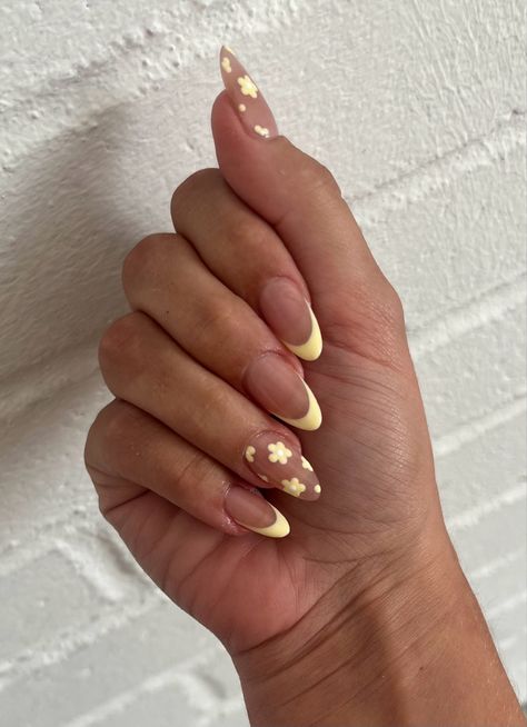 Cute Simple Yellow Nails, Classy Yellow Nails, Yellow Nails With White Flowers, Light Yellow Nail Designs, Yellow Cute Nails, Yellow Tropical Nails, Yellow Dress Nails, Yellow Bow Nails, Baby Yellow Nails Design