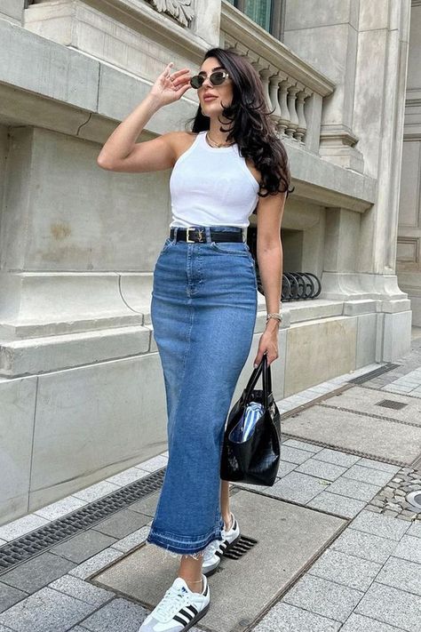 Denim maxi skirts are so chic and stylish! Check out these super cute ways that you can style a denim maxi skirt outfit. Jean Skirt Outfits Summer, Long Denim Skirt Outfits, Long Denim Skirt Outfit, Skirt Outfit Casual, Looks Adidas, Denim Skirt Outfit, Skirt Outfit Summer, Dress Code Casual, Denim Skirt Outfits