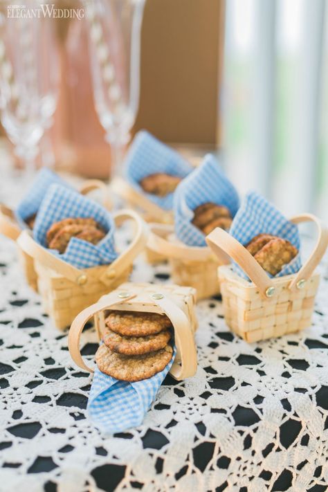 Mini Picnic Baskets Party Ideas, Picnic Favors, Picnic Basket Centerpiece, Picnic Party Favors, Farmers Market Birthday Party, Cookie Wedding, Oatmeal Chocolate Chip Cookie, Cookie Baskets, Cookie Wedding Favors