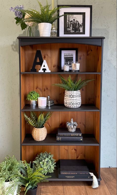 Bookshelf Redo Ideas, Furniture Makeover Bookshelf, Dark Brown Bookshelf Decor, Particle Board Bookshelf Makeover, Dresser Turned Into Bookshelf, Bookshelf Astethic, Diy Bookshelf Makeover Ideas, Diy Book Cases Ideas, Pine Bookcase Makeover