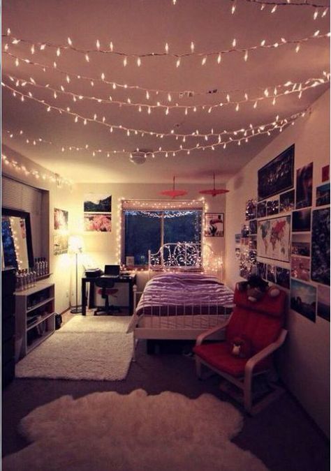 Lights across the ceiling are great ways to decorate your dorm room! Long Living Room, Fairy Lights Bedroom, Dorm Room Organization, Teen Room Decor, Indie Room, Trendy Bedroom, Small Room Bedroom