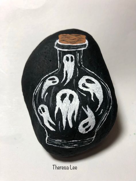 Bottle of boos Painting Rocks Ideas Halloween, Halloween Painted Mason Jars, Spooky Painted Rocks, Halloween Painted Rocks Ideas, Rock Painting Ideas Halloween, Halloween Stone Painting, Halloween Stones, Halloween Rock Painting Ideas, Halloween Painted Rocks