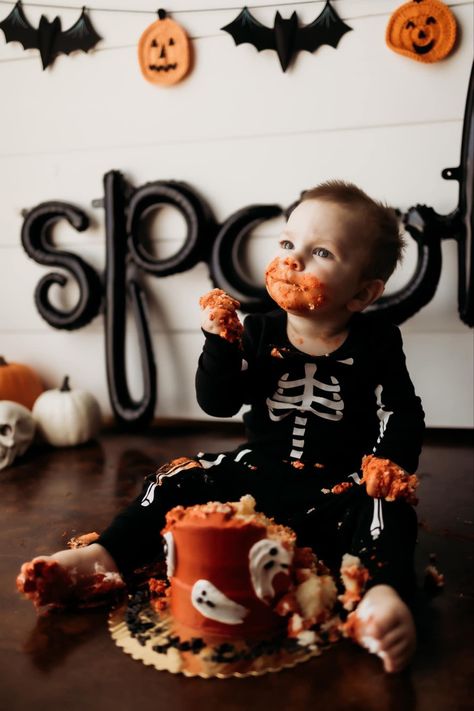 Halloween Photoshoot Birthday, 1 Birthday Halloween Theme, Cake Smash Photos Halloween, Spooky One First Birthday Pictures, Halloween 1st Bday Party Ideas, Spooky One Birthday Photoshoot, Boo Smash Cake, Halloween Birthday Pictures, Halloween 2 Year Birthday