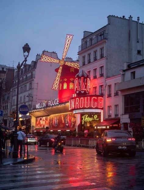 Fotos de Paris | Moulin rouge , Paris 🇫🇷 | Facebook Eckart Tolle, Moulin Rouge Paris, An American In Paris, I See Red, Paris Photography, Splish Splash, Wonderful Images, Black And White Photographs, Black White Red