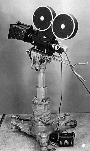 Old Hollywood Camera, History Of Cinema, Vintage Cinema Aesthetic, Cinema History, Film Projector, Old Cinema, Septième Art, I'm Grateful, Old Cameras