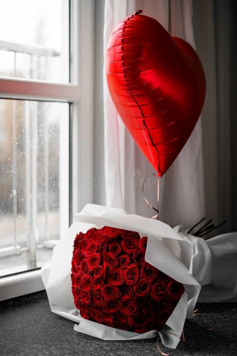 Large bouquet of red roses and heart shaped air balloon on dark floor stock image Heart Balloons Aesthetic, Bouquet Saint Valentin, Red Heart Balloons, Heart Shaped Balloons, Bouquet Of Red Roses, Couple Birthday, Large Bouquet, Story Insta, Red Rose Bouquet