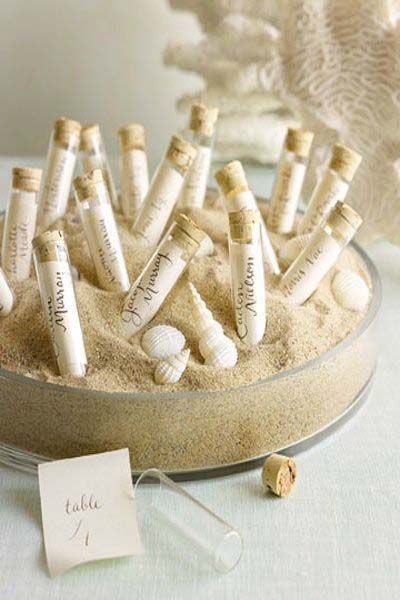 centro de mesa marcasitios para boda hecho con manualidades, inspirado en la playa Creative Place Cards Wedding, Rustic Wedding Decorations, Seating Cards, Message In A Bottle, Beach Theme Wedding, Wedding Places, Wedding Place Cards, Romantic Weddings, Simple Weddings