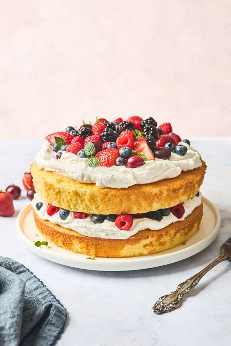 Sponge Cookies, Custard Cream Cake, Fruit Sponge Cake, Vanilla Sponge Cake Recipe, Types Of Sponge Cake, Fruit Birthday Cake, Hot Milk Cake, Berries And Cream, Sponge Cake Recipe