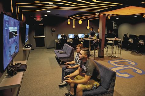 Game Station Ideas, Gaming Lounge Interior Design, Playstation Room Design, Game Room Sofa, Game Room Layout, Playstation Shop, Gaming Cafe, Playstation Room, Game Lounge