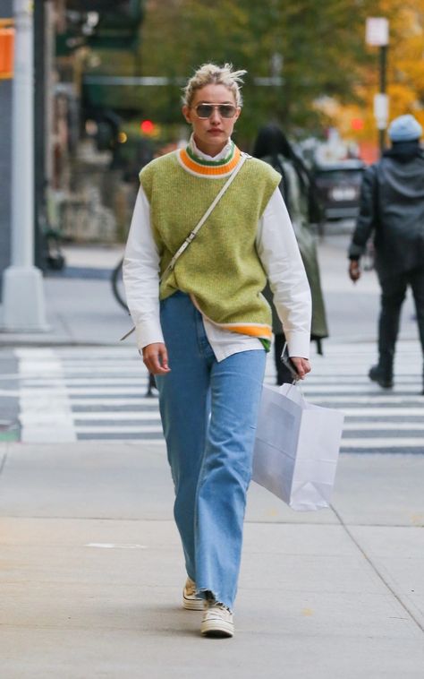 How the sweater vest became the winter staple that solves all your what-to-wear dilemmas Long Vest Outfit, Sweater Vest Outfit Women, Vest Street Style, Vest Outfits For Women, Green Sweater Vest, Sweater Vest Outfit, Vest Layering, Knit Sweater Outfit, Hadid Sisters