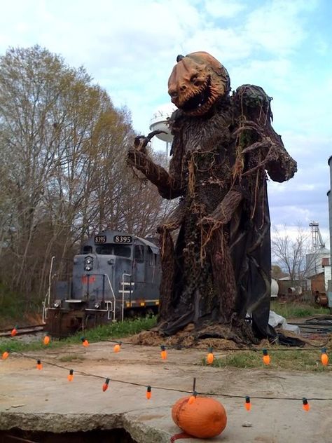 Huge Pumpkin Reaper. This makes me feel like Linus! I so want this. This would be sooooo amazing!!!!! Giant Pumpkin, Halloween Yard Decorations, Halloween Yard, Halloween 2, Halloween Haunted Houses, Creepy Halloween, Halloween Props, Halloween Projects, Outdoor Halloween