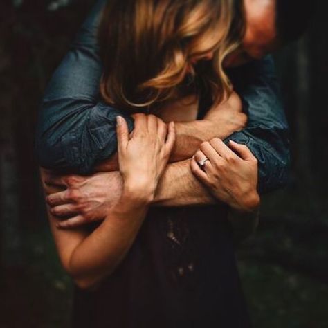 Hugs like this the poetic story of a girl in a bar. Shooting Couple, Image Couple, Photographie Portrait Inspiration, Navy Seal, Cute Couple Poses, Couple Photoshoot Poses, Photo Couple, Couple Photography Poses, Couples In Love