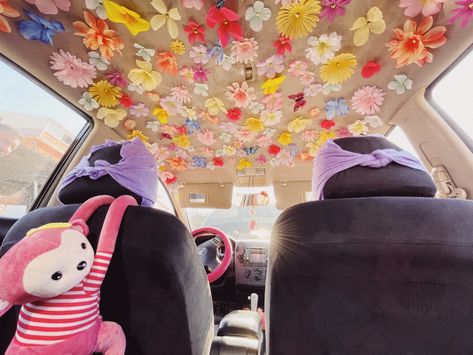 Flower Car Roof, Car Set Up, Car Interior Diy, Girly Car Accessories, Car Deco, Big Bertha, Car Tour, Girly Car, Flower Car