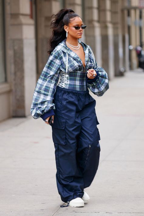 Rihanna Dressed in the Baggiest Corseted Outfit Imaginable Rihanna Casual, Rihanna Fashion, Mode Old School, Winter Board, Rihanna Street Style, Looks Rihanna, Mode Rihanna, Rihanna Outfits, Rihanna Looks