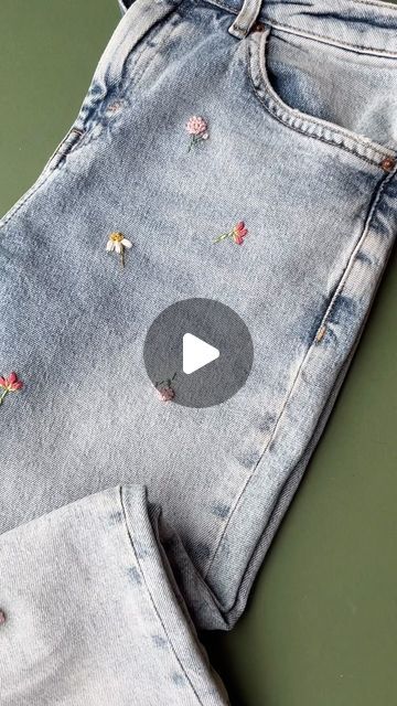 Thread Work On Jeans, Embroidery Small Designs, Embroidery Designs For Jeans, Embroidery Flowers Simple, Embroidery Designs On Jeans, Embroidery On Jeans, Embroidered Jeans Diy, Jean Embroidery, Jeans Bordados