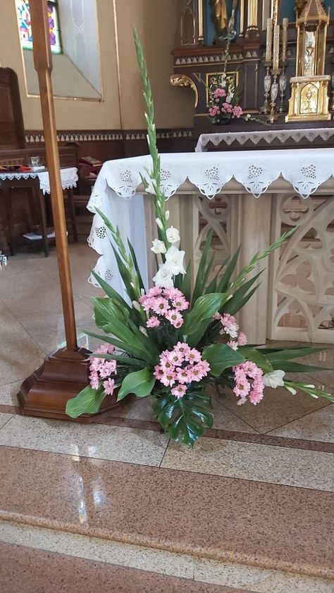 Flores Do Altar, Alter Flowers, Appetizer Table, Valentine Flower Arrangements, Fresh Flower Arrangements, Tall Floral Arrangements, Arrangement Flowers, Basket Flower Arrangements, Contemporary Flower Arrangements