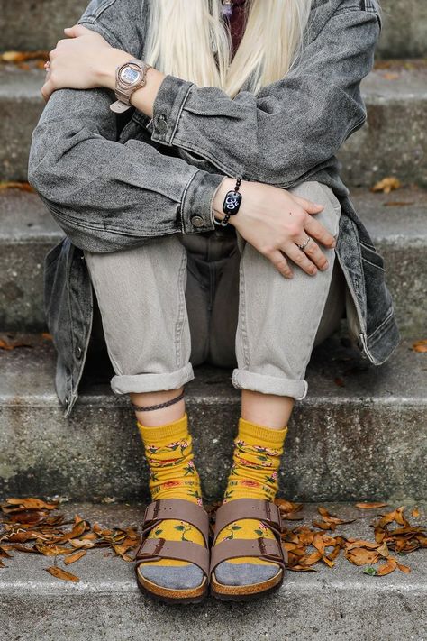 Birkenstock With Socks Outfit, Socks And Sandals Outfit, Fall Birkenstock Outfits, Birkenstock Outfit Winter, Birkenstock Outfit Fall, How To Wear Birkenstock, Sandals Socks, Birkenstock With Socks, Birkenstock Sandals Outfit