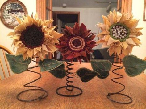 Sunflowers and bed-springs Mattress Spring Crafts, Rusty Bed Springs, Old Bed Springs, Bed Spring Crafts, Bed Spring, Spring Projects, Burlap Crafts, Bed Springs, Country Crafts