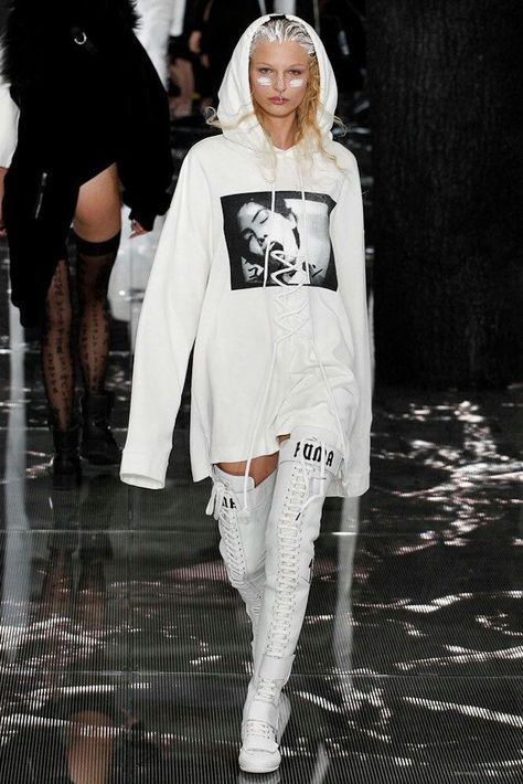 Rihanna Fenty Rihanna, Fenty X Puma, White Clothing, Moda Chic, Mode Kpop, Fenty Puma, White Boots, Stage Outfits, Mode Style