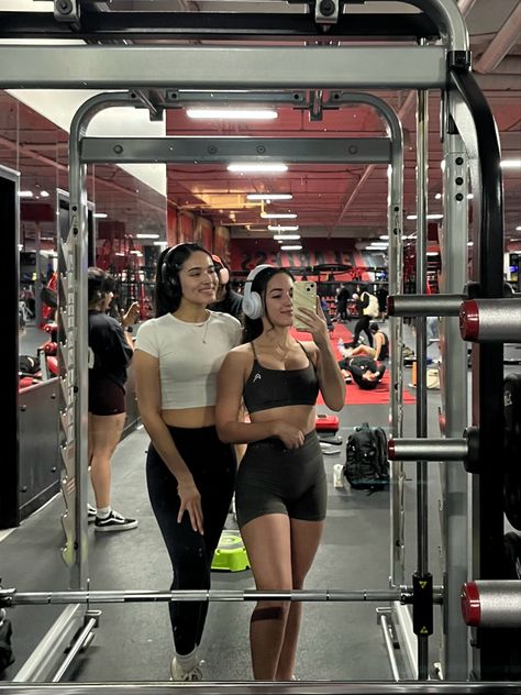 #gym #gymlife #gymrat #aesthetic #gymaholic #workout #workoutfitswomen #fitness #fitnesslife #lifestyle #life #fitlife #outfits #friends #girlboss Gym Selfie Female Poses, Gym With Friends Aesthetic, Gym Friends Aesthetic, Gym With Friends, Gymrat Aesthetic, Gym Date, Gym Friends, September Mood, Proverbs Woman