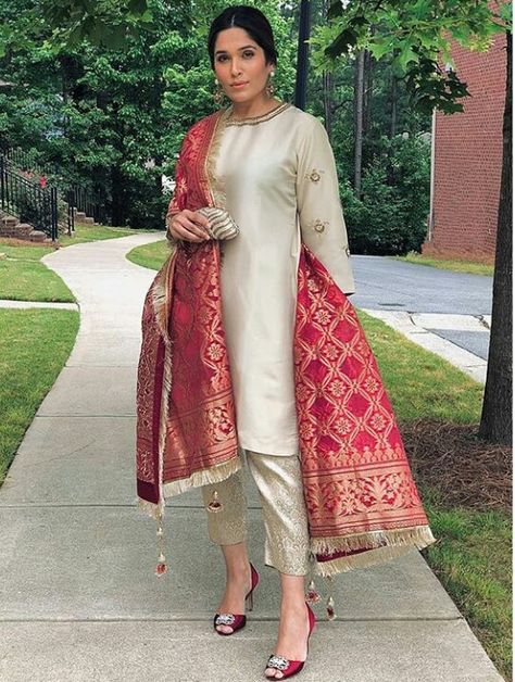 Velvet Suit Designs Indian, Sadaf Fawad Khan, Velvet Suit Design, Simple Suit, Kurta Pants, Fawad Khan, Silk Kurti Designs, Heavy Dupatta, Modest Outfit Ideas