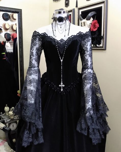 Vamp Goth, The Nightmare Before Christmas Halloween, Goth Prom, Gothic Gowns, Vampire Dress, Mode Emo, Yennefer Of Vengerberg, Nightmare Before Christmas Halloween, Halloween And Christmas