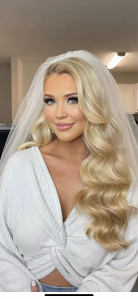 All Hair Down Wedding, Bride Wedding Hair Long, Bridal Hair Styles For Long Hair Down, Full Bridal Hair Down, Wedding Hair All Down With Veil, Blonde Curled Wedding Hair, Wedding Hair Down Big Waves, Formal Hairstyles Round Face, Wedding Hairstyles Covering Ears