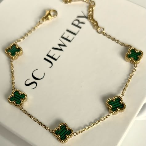 Gold Jewelry With Emerald, Green Clover Bracelet, Green And Gold Jewelry Aesthetic, Green Van Cleef Bracelet, Green Van Cleef, Clover Accessories, Green And Gold Jewelry, Hand Jewelry Rings, Van Cleef And Arpels Jewelry