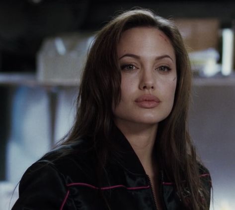 mr. & mrs. smith (2005) angelina jolie screencap movie icon pfp Mrs Smith Angelina Jolie, Angelina Jolie Today, Angelina Jolie 2005, Mr And Miss Smith, Angelina Jolie Face, Angelina Jolie 90s, Angelina Jolie Movies, Angelina Jolie Makeup, Movie Icon