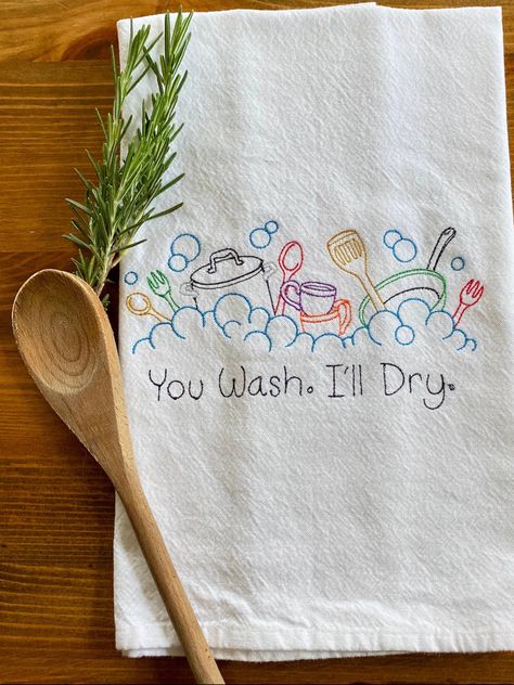 Tea Towel Embroidery Ideas, Tablecloth Embroidery Ideas, Dish Towel Embroidery, Embroidery Kitchen Towels, Embroidered Kitchen Towels, Towel Embroidery Designs, Vintage Style Embroidery, Tea Towels Embroidery, Embroidery Kitchen