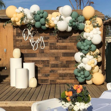 𝟗𝟎𝟗 𝐏𝐫𝐞𝐭𝐭𝐲 𝐏𝐞𝐭𝐚𝐥𝐬 on Instagram: “Our New Pallet Panel Backdrop was out for a Baby 👶🏻 🍼 Shower with an added balloon 🎈 garland added silver dollar Eucalyptus leaves 🌿 and…” Pallet Wall Backdrop, Panel Backdrop, Pallet Backdrop, Flower Wall Rental, Baby Shower Party Themes, Wooden Backdrops, Rustic Wood Wall, Dollar Eucalyptus, Garland Backdrops