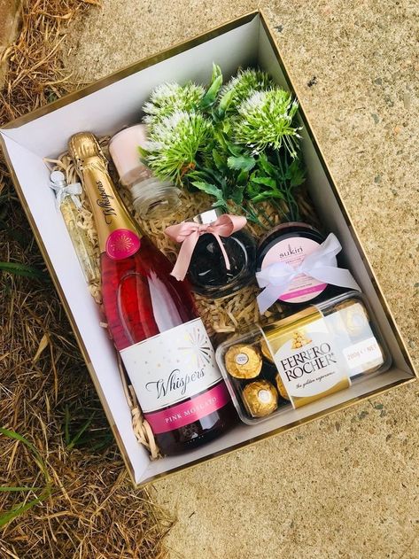 22nd Birthday Gifts, Wine Gift Box Ideas, Joululahjat Diy, 22 Birthday Gifts, Ge Bort, Wine Gift Boxes, Gift Box Design, 22nd Birthday, Cadeau Diy