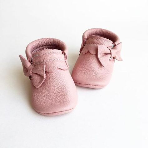 Soft Baby Shoes, Baby Clothes Size Chart, Leather Baby Moccasins, Crochet Baby Shoes Pattern, Baby Shoes Pattern, Retro Style Dress, Summer Baby Clothes, Baby Moccasins